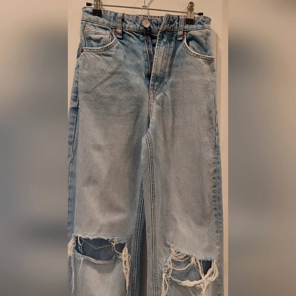 Zara Light Blue Straight Leg Jeans with Distressed Details - Picture 2 of 4